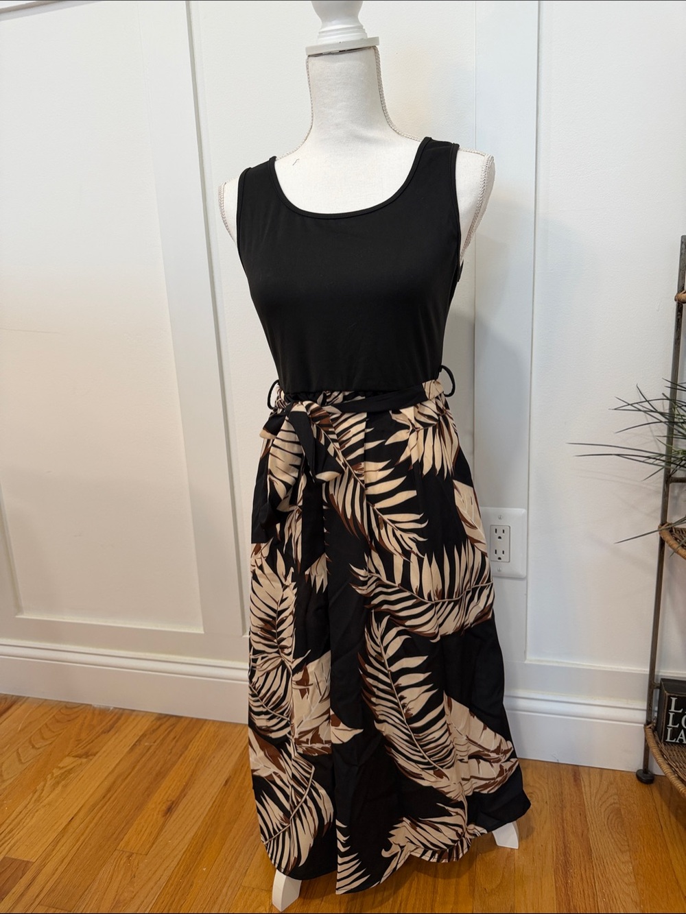 SHEIN Black Maxi Skirt with Beige Tropical Leaf Print Dress